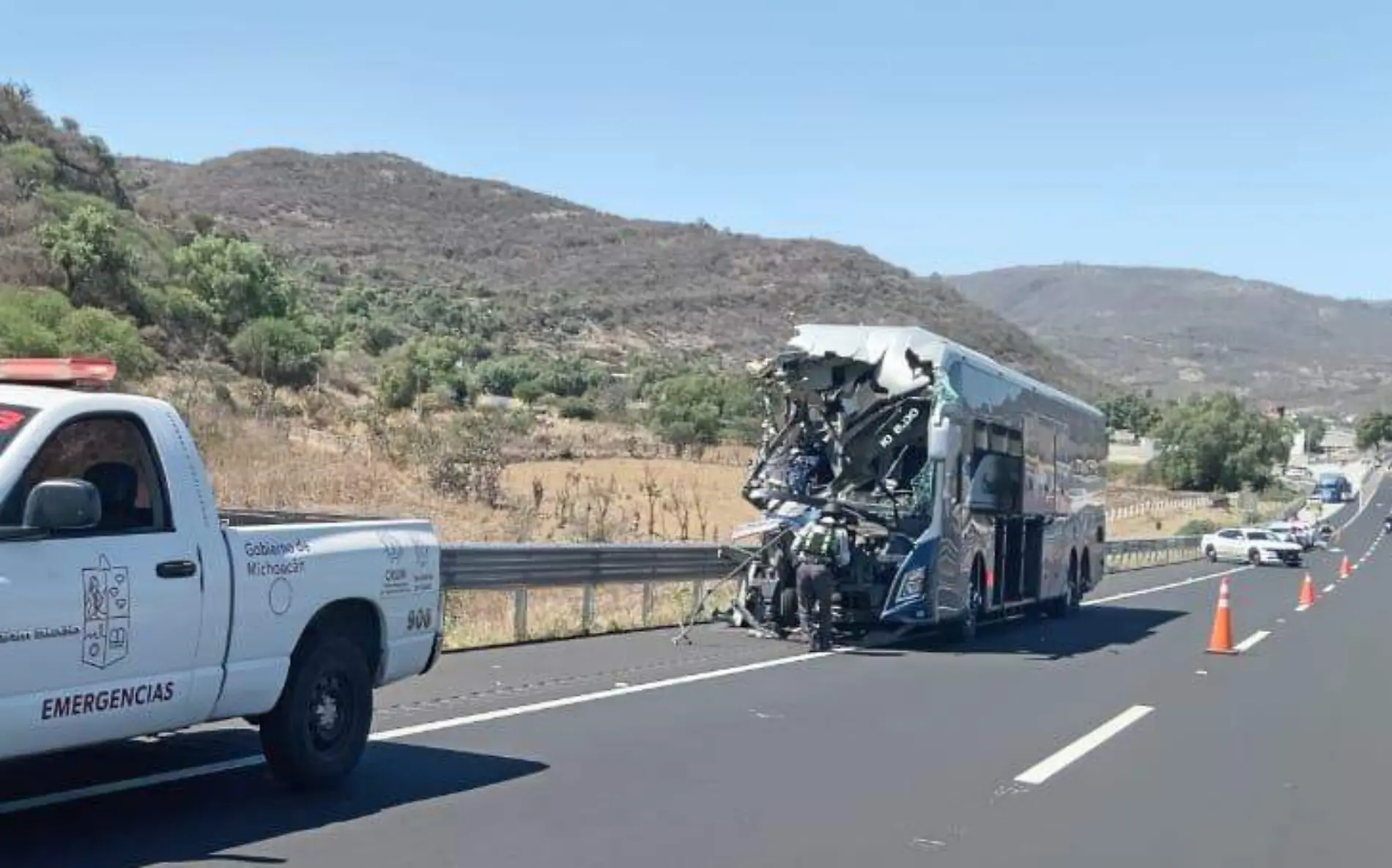 Autobus de pasajeros accidentado